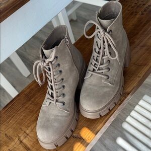 MIA Boutique Pink Lily Boots EUC Like New Tan Taupe Neutral Lace Up Size 6.5